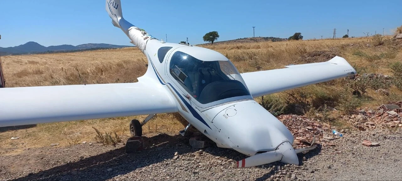 Çanakkale Ezine'de eğitim uçağı sert iniş yaptı, 2 pilot yaralandı - 1. Resim
