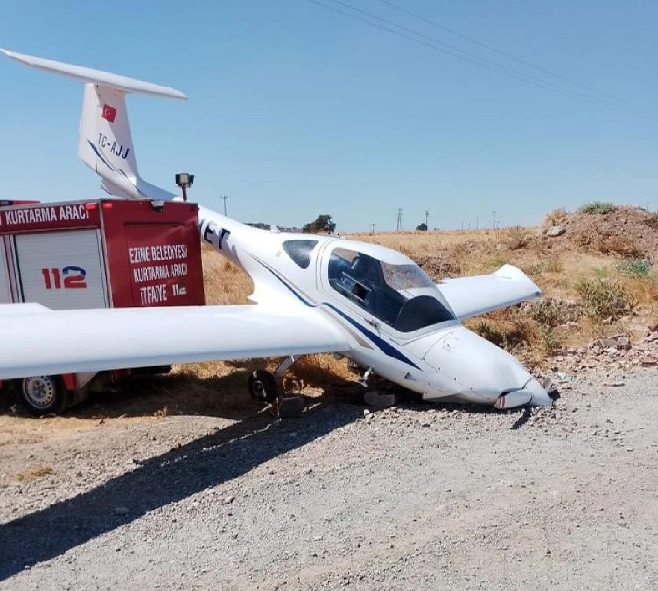 Çanakkale'de eğitim uçağı düştü! Kaza yerinden ilk görüntüler geldi - 1. Resim
