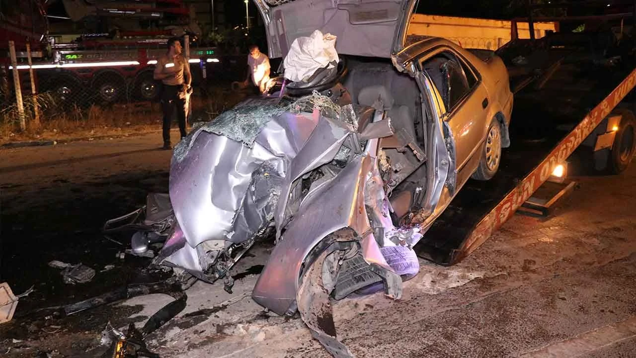 Denizli'de feci kaza! Otomobil tabelaya ok gibi saplandı, sürücü öldü - 2. Resim