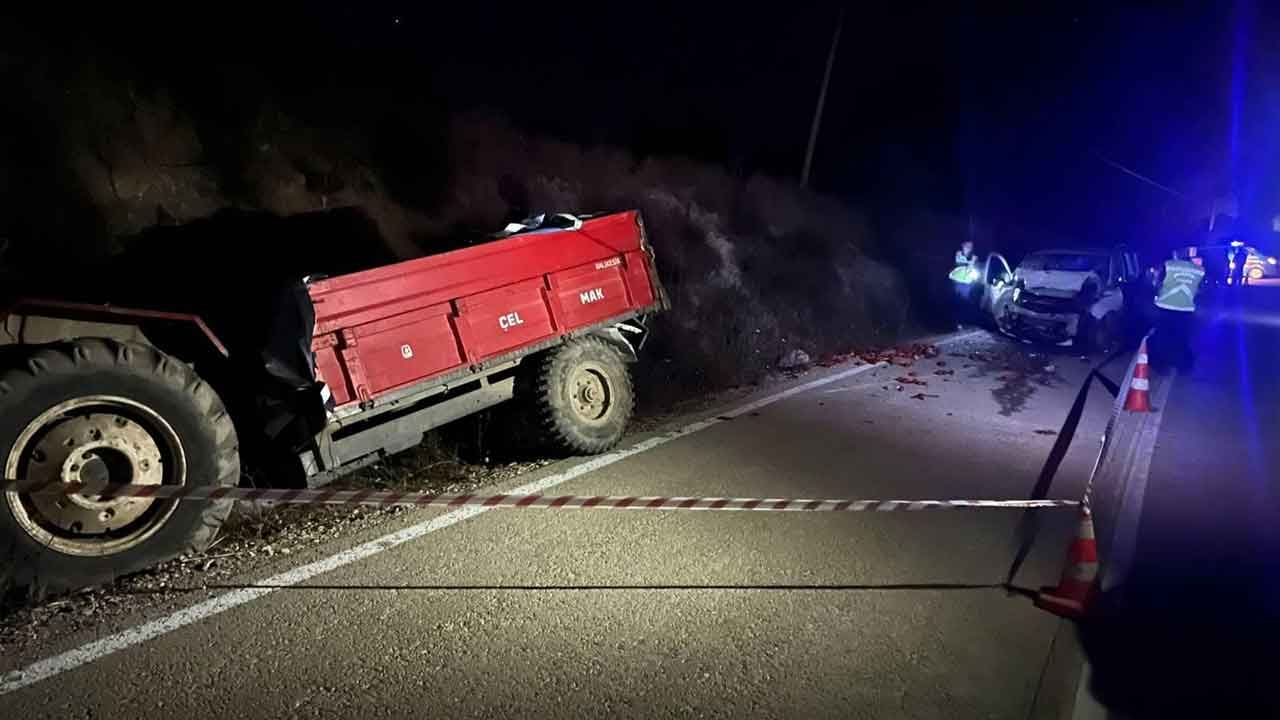 Otomobil traktöre ok gibi saplandı: 1 ölü, 3 yaralı