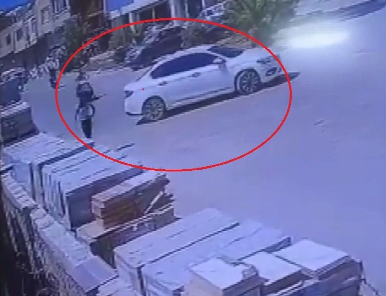 Pes dedirten görüntüler! Kontrolsüz dönüş yapmak isterken kazaya sebep oldu: Arkasına bile bakmadan kaçtı - 1. Resim