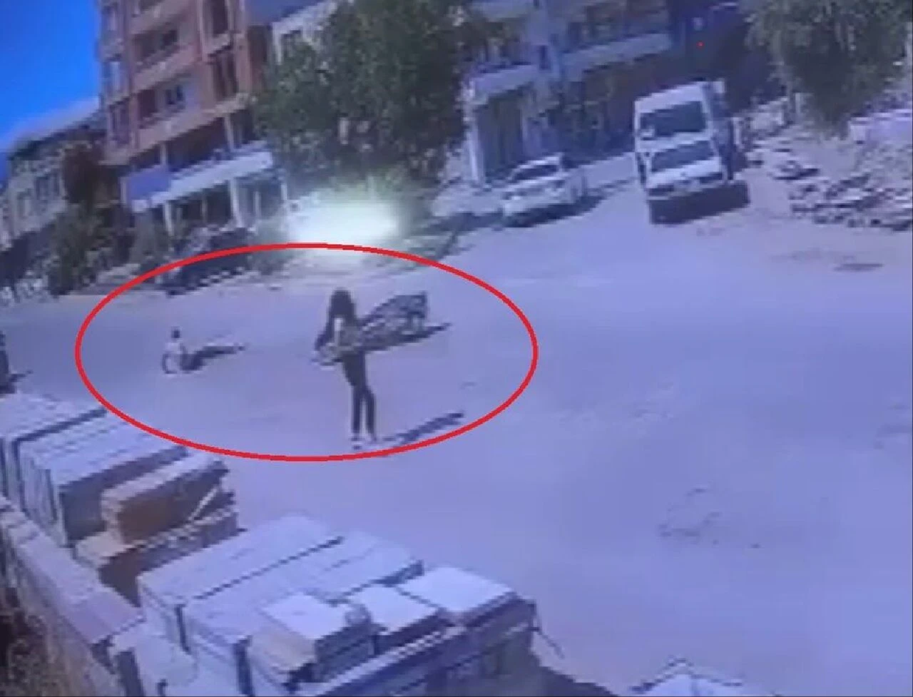 Pes dedirten görüntüler! Kontrolsüz dönüş yapmak isterken kazaya sebep oldu: Arkasına bile bakmadan kaçtı - 2. Resim