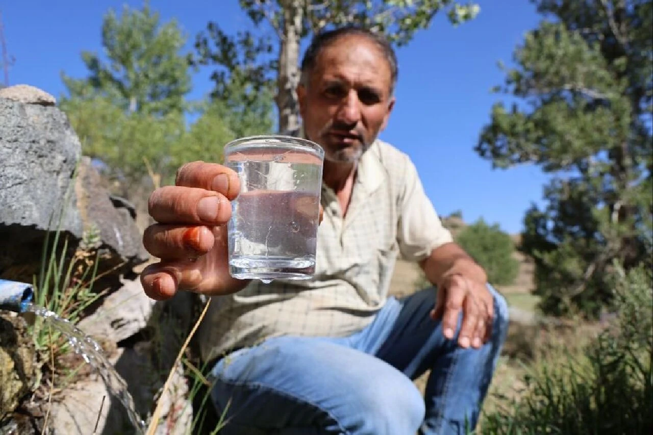 Yumurta gibi kokmasına rağmen kana kana içiyorlar! Bidonla yurt dışına götüren bile var