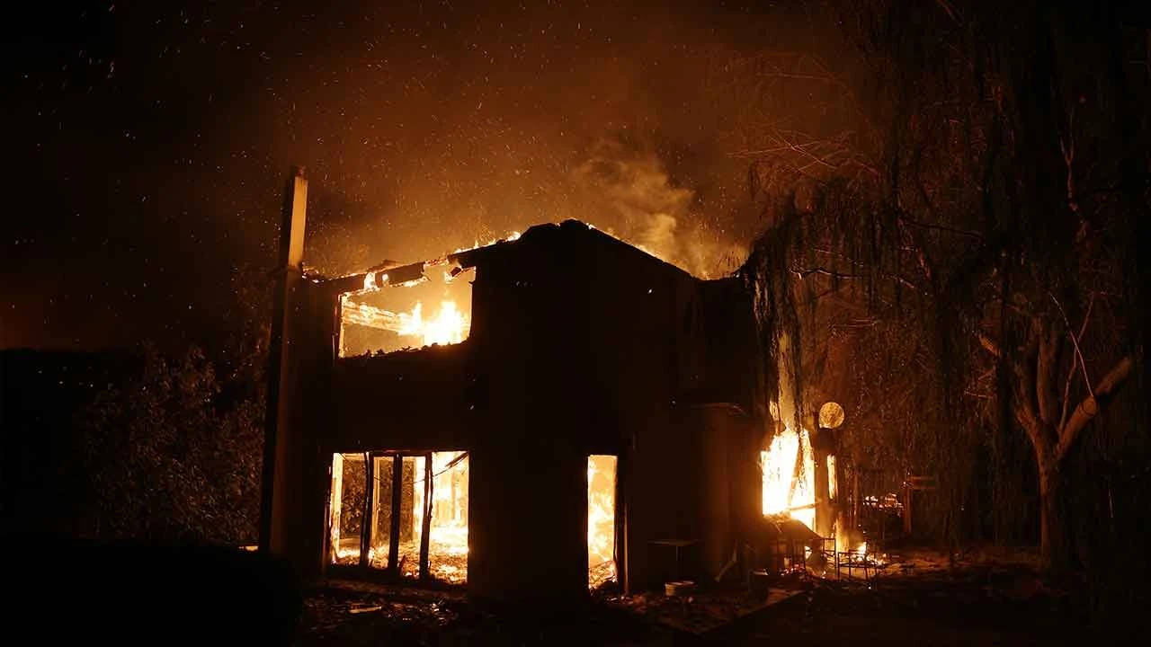 Yunanistan alev alev yanıyor! Yangın nedeniyle 9 köy tahliye edildi - 1. Resim