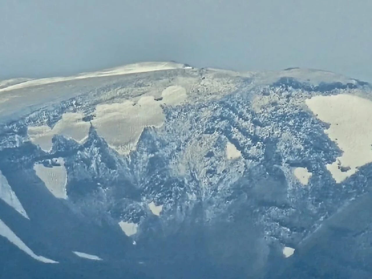 Ağustos ayında kar sürprizi! Türkiye'nin en yüksek üçüncü dağı beyaza büründü - 1. Resim