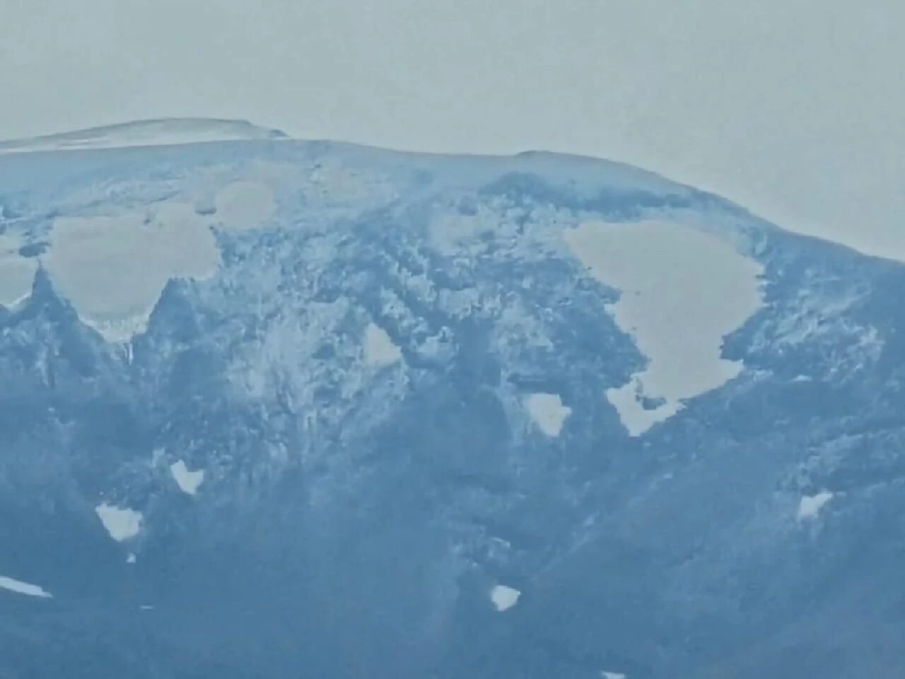 Ağustos ayında kar sürprizi! Türkiye'nin en yüksek üçüncü dağı beyaza büründü - 2. Resim