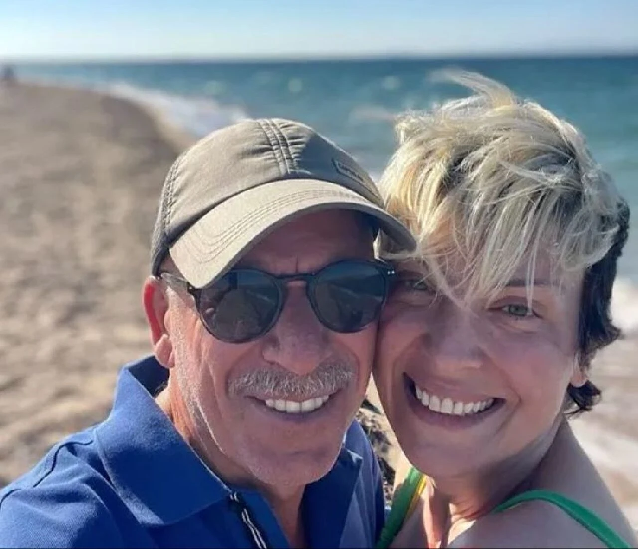 Arzu Yanardağ ve Mehmet Esen hayranlarını şaşırttı! 20 yıllık arkadaşlık aşka dönüştü