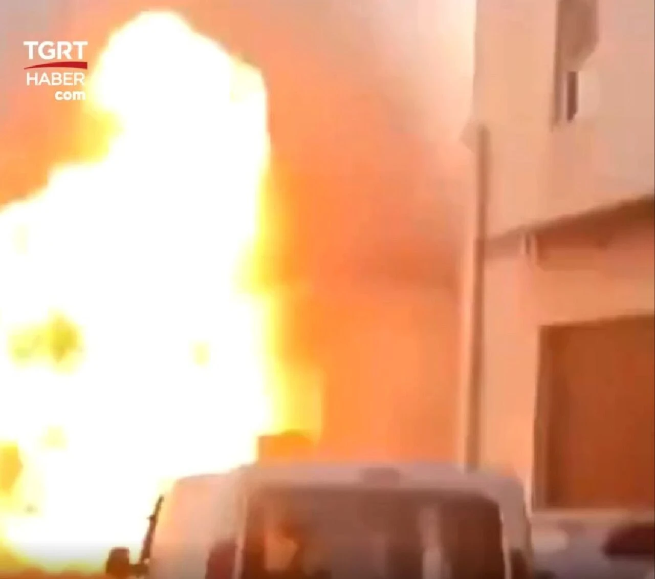 Beylikdüzü'nde trafoda korkutan patlama! Anbean kameraya yansıdı - 1. Resim