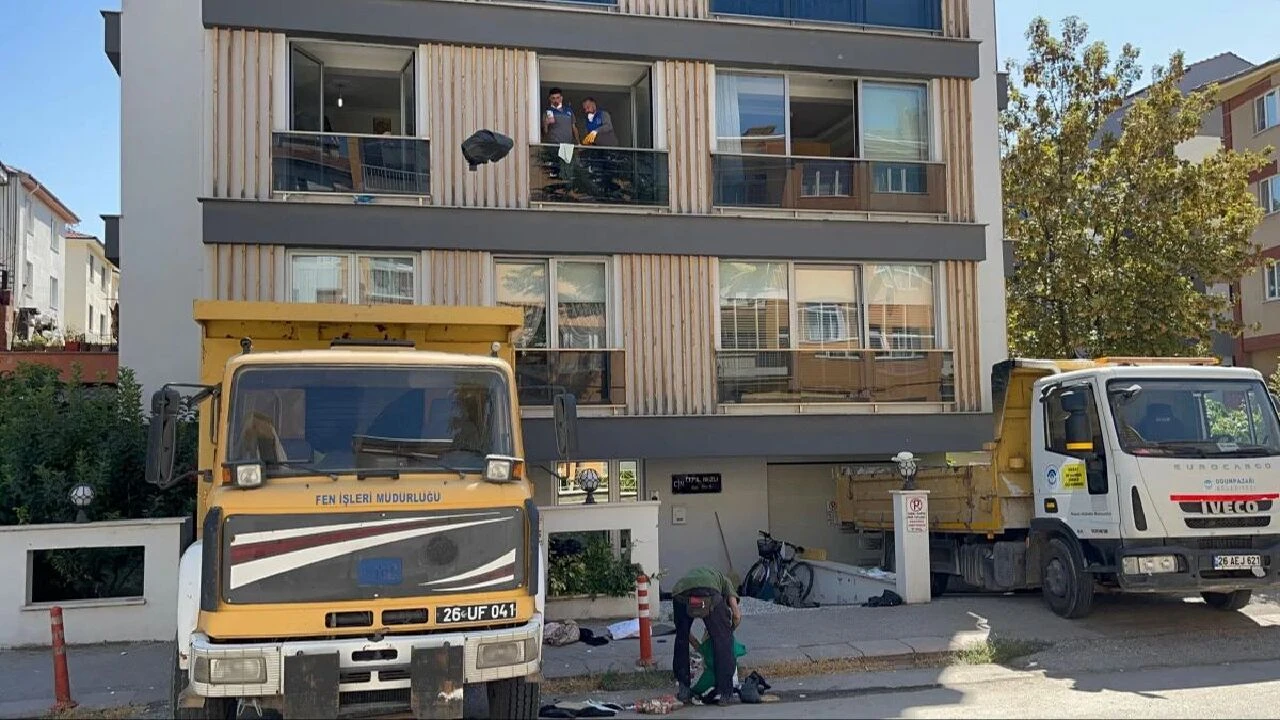 Bu ev çöpten arındırılamıyor! Geçen yıl 50 ton bu yıl 30 ton: Ekipler inanamadı