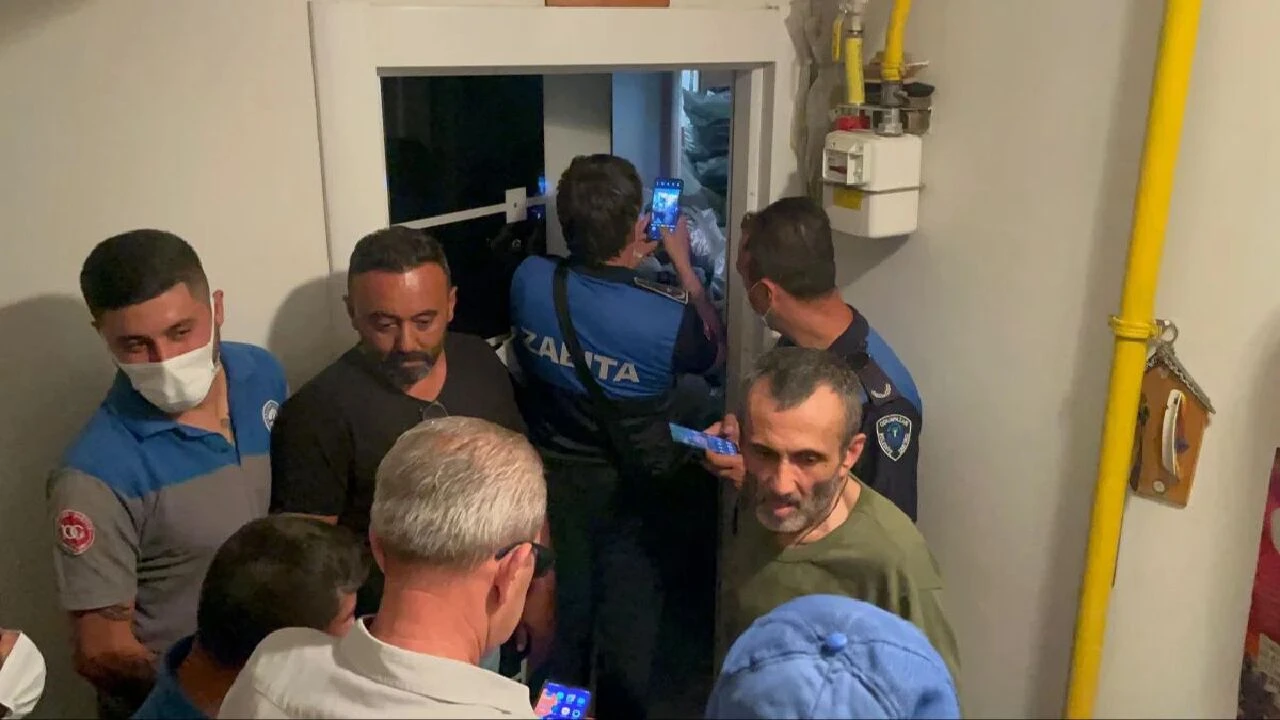 Bu ev çöpten arındırılamıyor! Geçen yıl 50 ton bu yıl 30 ton: Ekipler inanamadı