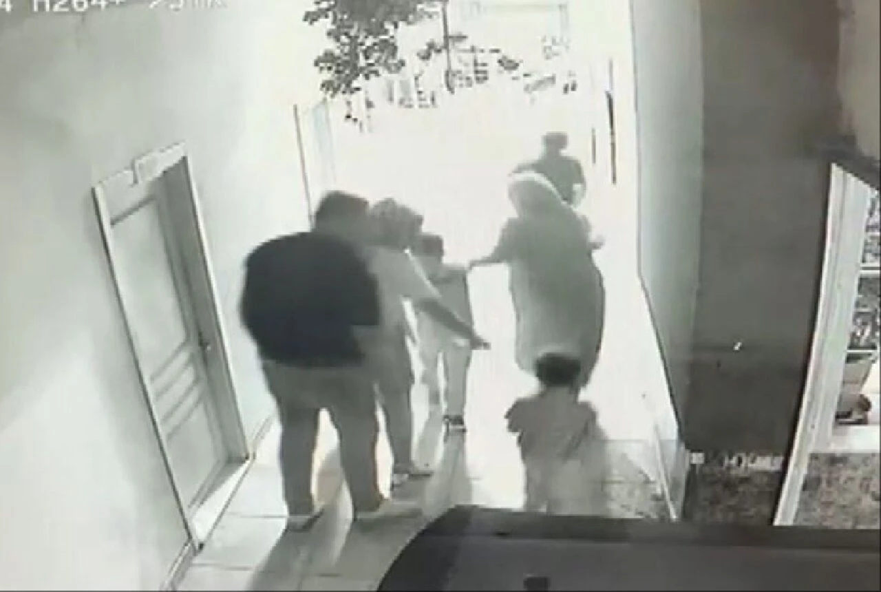 Çocuğunu havaya kaldırıp yere fırlatmıştı! Dehşete düşüren görüntüler sonrası babayla ilgili yeni gelişme