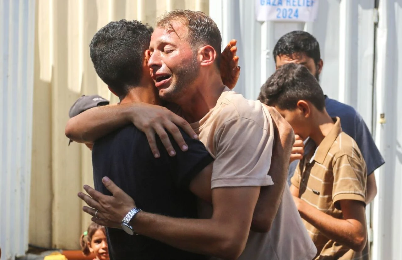 Gazzeli babanın tarifsiz acısı! Bebeklerine doğum belgesi çıkarmak için gitti, dönüşte tüm ailesini kaybetti  - 2. Resim