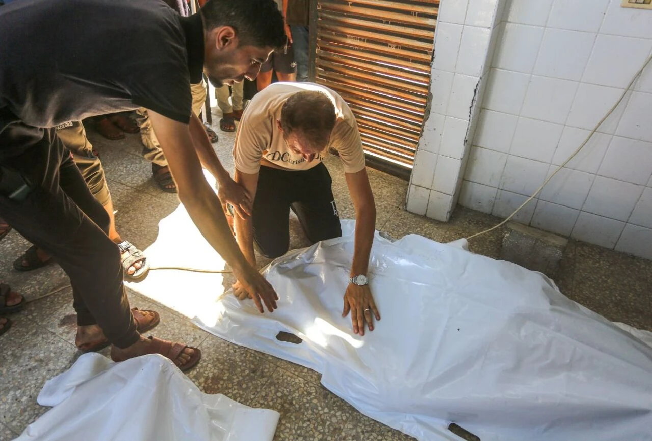 Gazzeli babanın tarifsiz acısı! Bebeklerine doğum belgesi çıkarmak için gitti, dönüşte tüm ailesini kaybetti  - 3. Resim