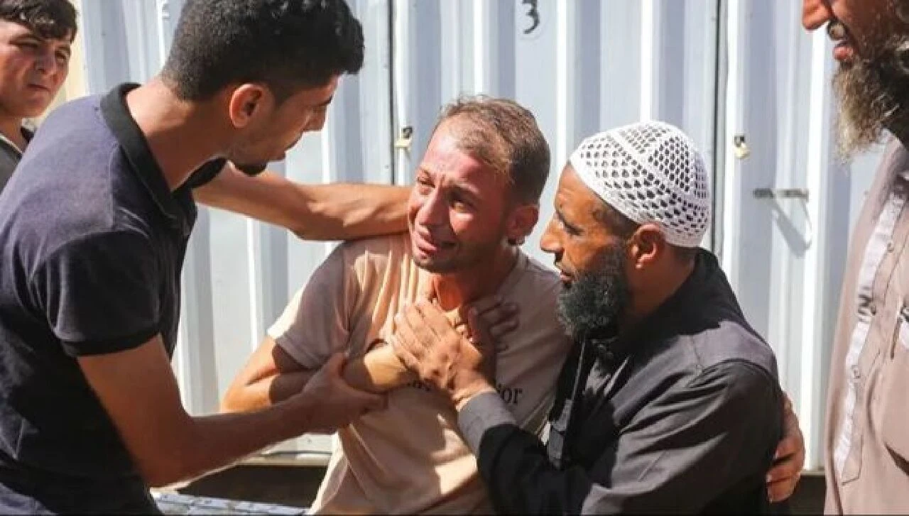 Gazzeli babanın tarifsiz acısı! Bebeklerine doğum belgesi çıkarmak için gitti, dönüşte tüm ailesini kaybetti  - 1. Resim