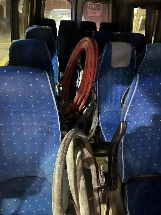 Jandarma ekipleri bile şaşkına döndü! Dikkat çekmemek için servis şoförüyle anlaştılar - 2. Resim