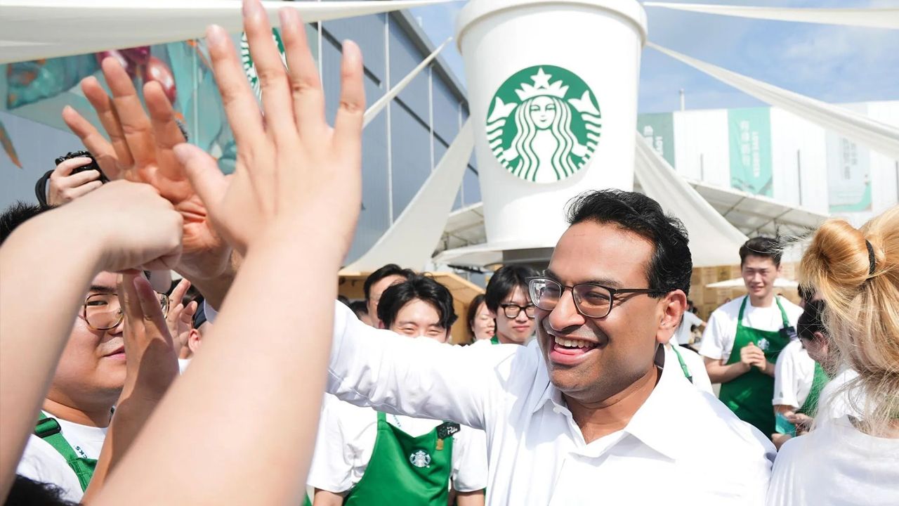 Starbucks&#039;ta boykot sonrası sarsıntı sürüyor: CEO Narasimhan görevini bıraktı