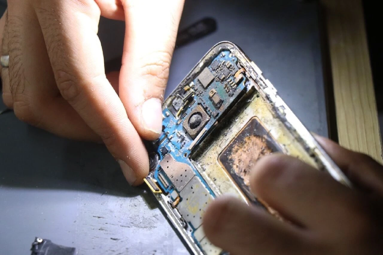 Tamir için bırakılan telefon bataryası patlamıştı! Teknik servis vatandaşı uyardı: Bu detayı gözden kaçırmayın - 1. Resim