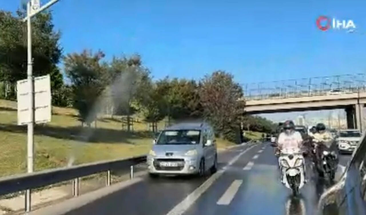 TEM'de ilginç anlar! Trafik kilitlendi, sürücüler aldırış etmeden araçlarını yıkamaya devam etti - 1. Resim