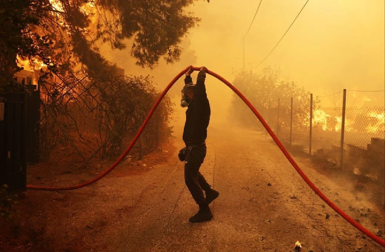 Türkiye, Yunanistan Atina'da çıkan yangın için yardım müdahalelerine başladı