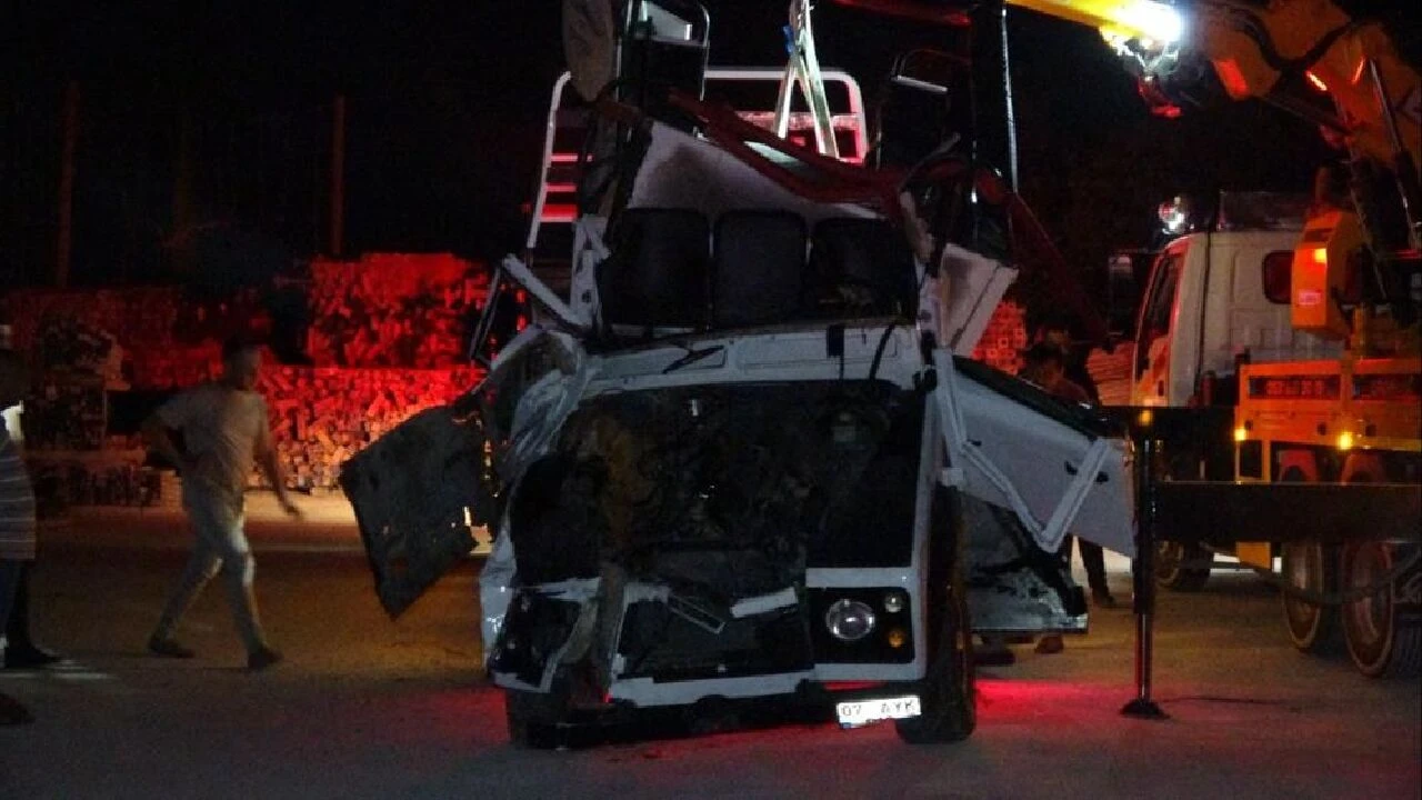 Alanya'da kahreden kaza! Babanın çabası yetersiz kaldı, anne ve kızı ölüme uçtu