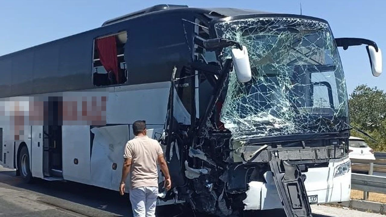 Aydın'da feci kaza! Yolcu otobüsünün iş makinesine çarptığı anlar kameraya yansıdı