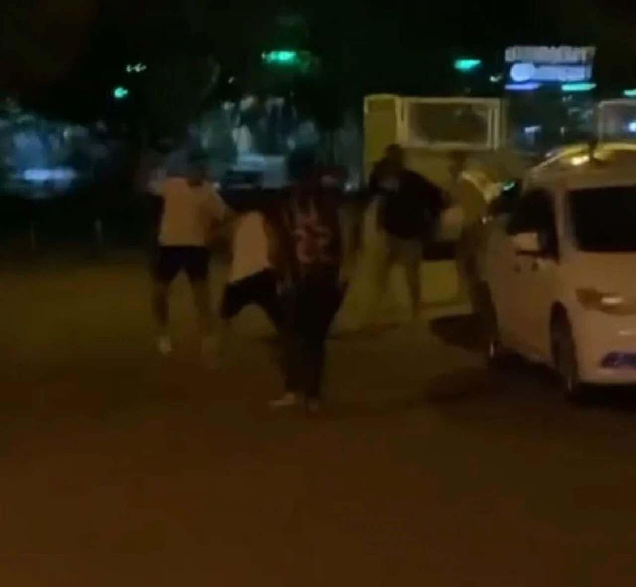 Bursa'da dehşete düşüren gürültü kavgası! 8 kişi pala ve sopalarla saldırdı