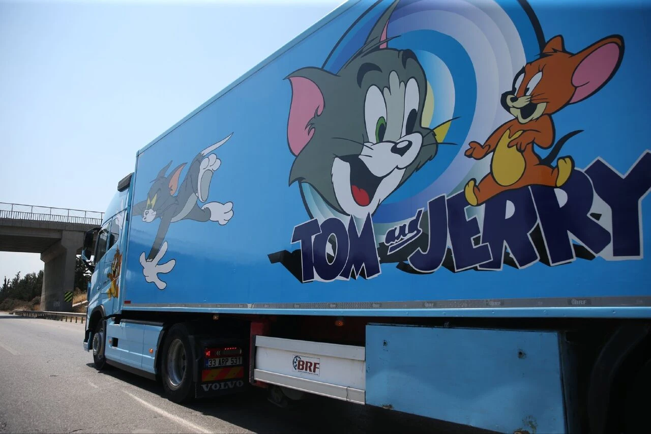 Çizgi film karakterleri yollara düştü! Gören herkesin yüzü gülüyor - 1. Resim