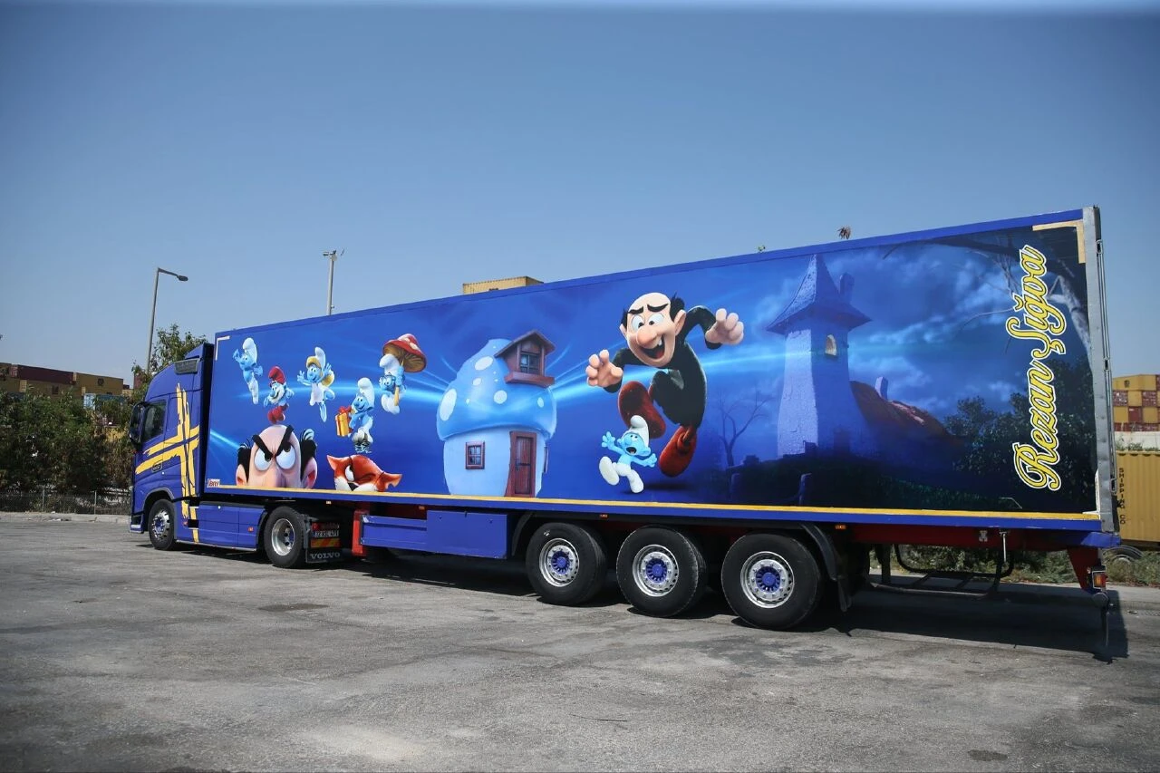 Çizgi film karakterleri yollara düştü! Gören herkesin yüzü gülüyor - 3. Resim