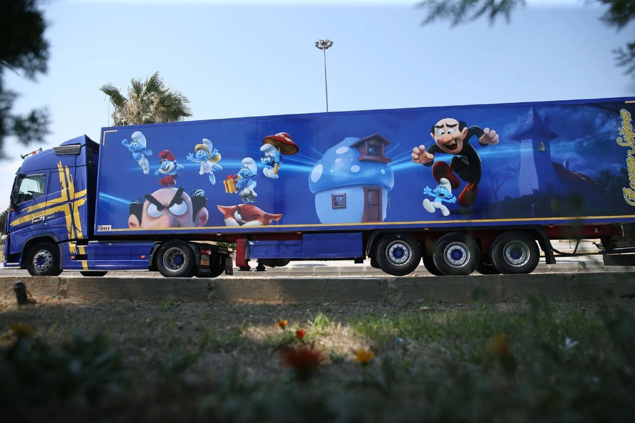 Çizgi film karakterleri yollara düştü! Gören herkesin yüzü gülüyor - 2. Resim