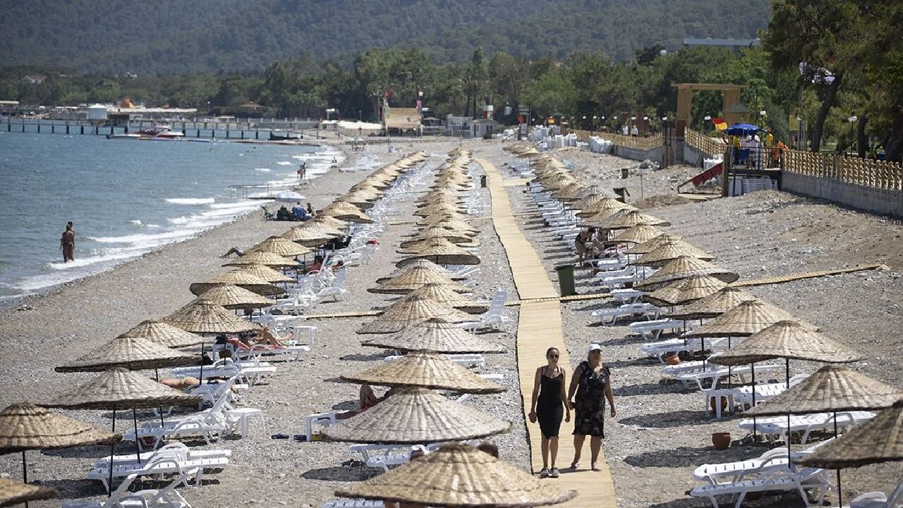 Emeklilere halk plajlarında şezlong ve şemsiyeler ücretsiz olacak