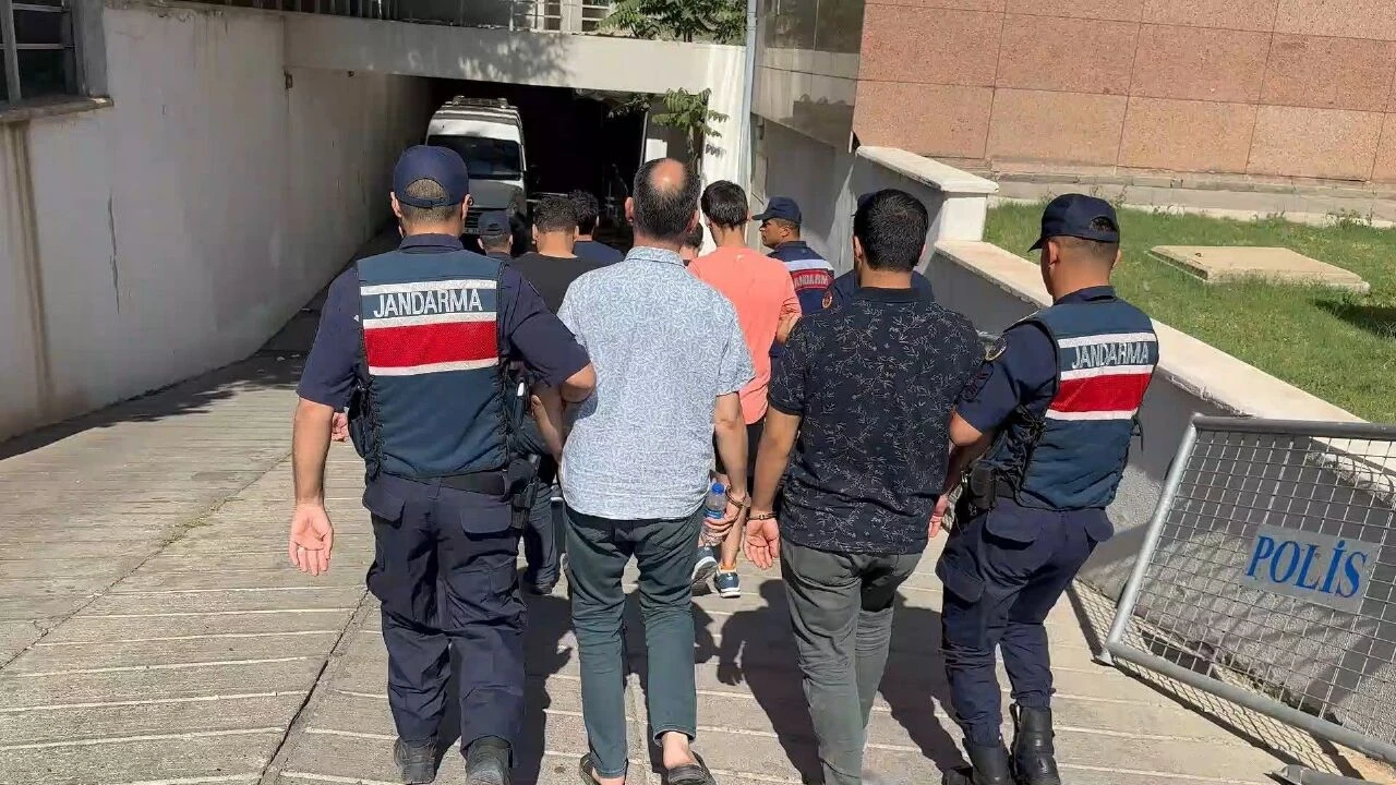 'Hawala' yöntemi ile kara para aklayan çeteye şok baskın! 2 milyon 336 bin dolar ve külçe altınlar ele geçirildi