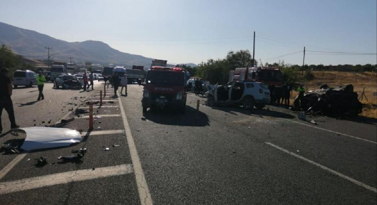 Malatya'da feci kaza! 2 kişi öldü, 4 kişinin hayati tehlikesi devam ediyor  - 2. Resim