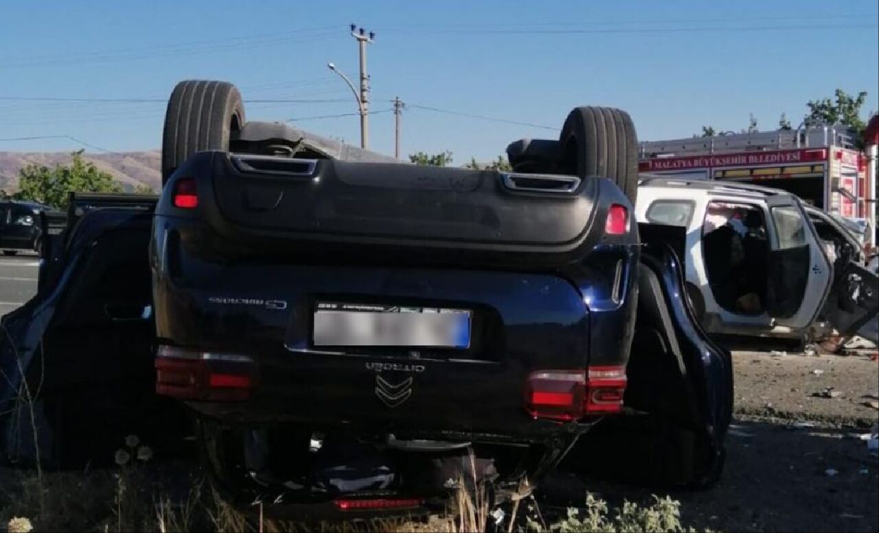 Malatya'da feci kaza! 2 kişi öldü, 4 kişinin hayati tehlikesi devam ediyor  - 1. Resim