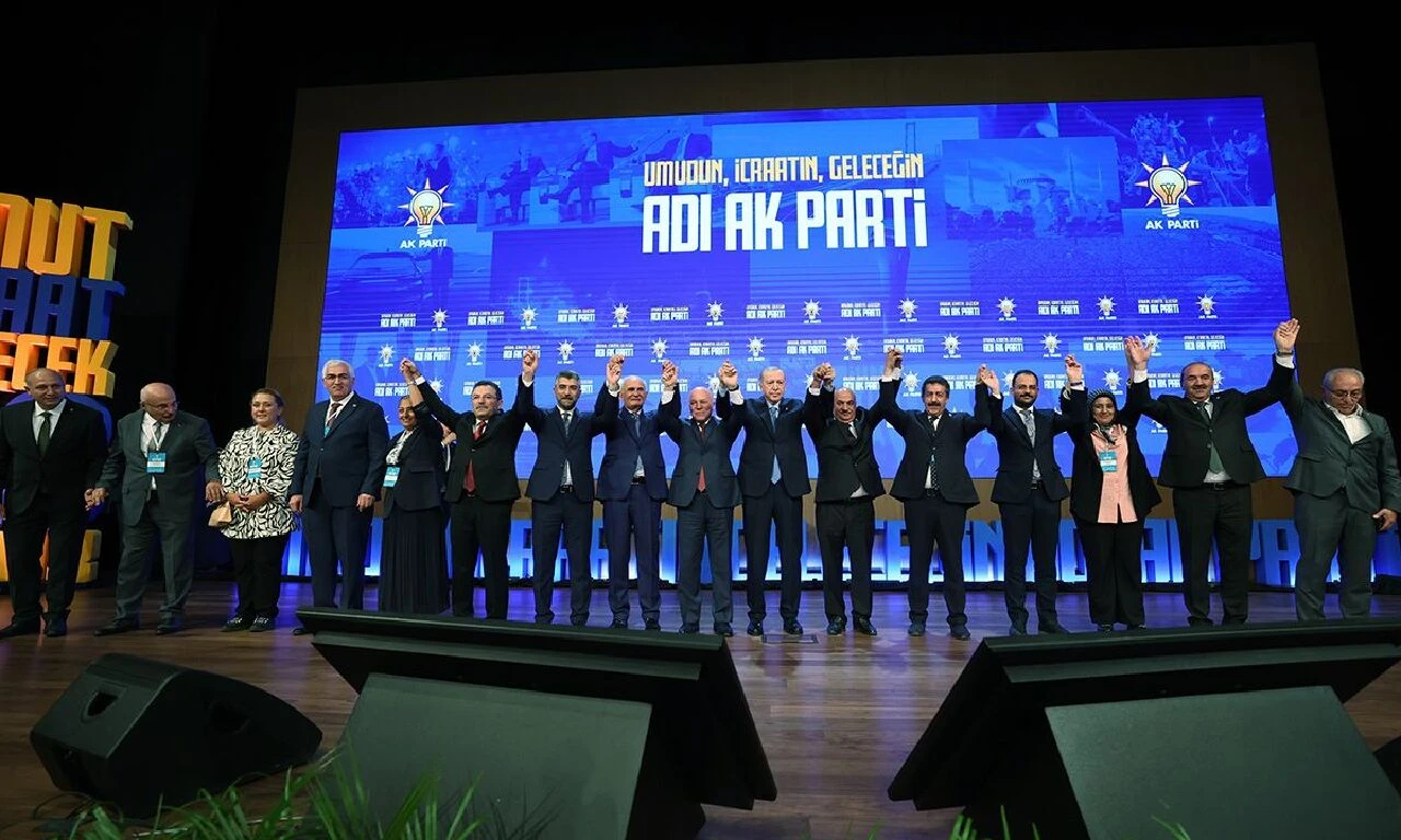 Rozetlerini Cumhurbaşkanı Erdoğan taktı! İşte AK Parti'ye geçen isimler