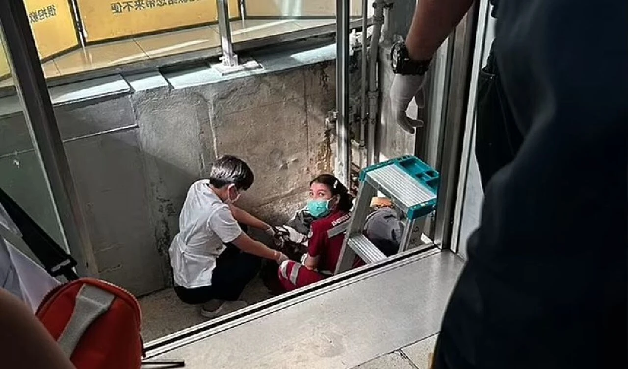Tayland'da feci kaza! 22 yaşındaki işçi cam asansörün altında ezilerek öldü - 1. Resim