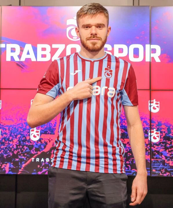 Trabzonspor yeni transferine imzayı attırdı - 1. Resim