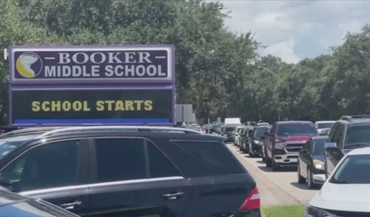 Yeni yılın ilk okul günüydü! Arabayla okula bırakan annesi yanlışlıkla onu ezdi - 3. Resim