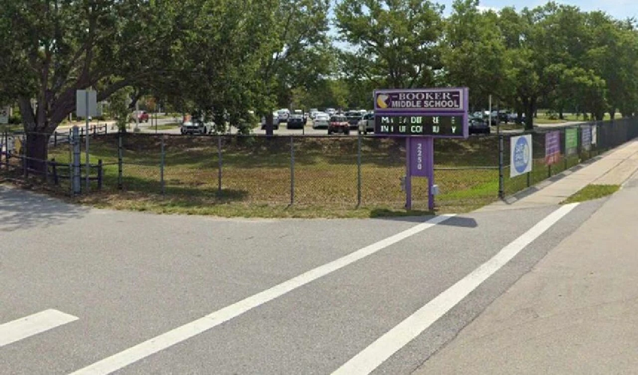 Yeni yılın ilk okul günüydü! Arabayla okula bırakan annesi yanlışlıkla onu ezdi - 2. Resim