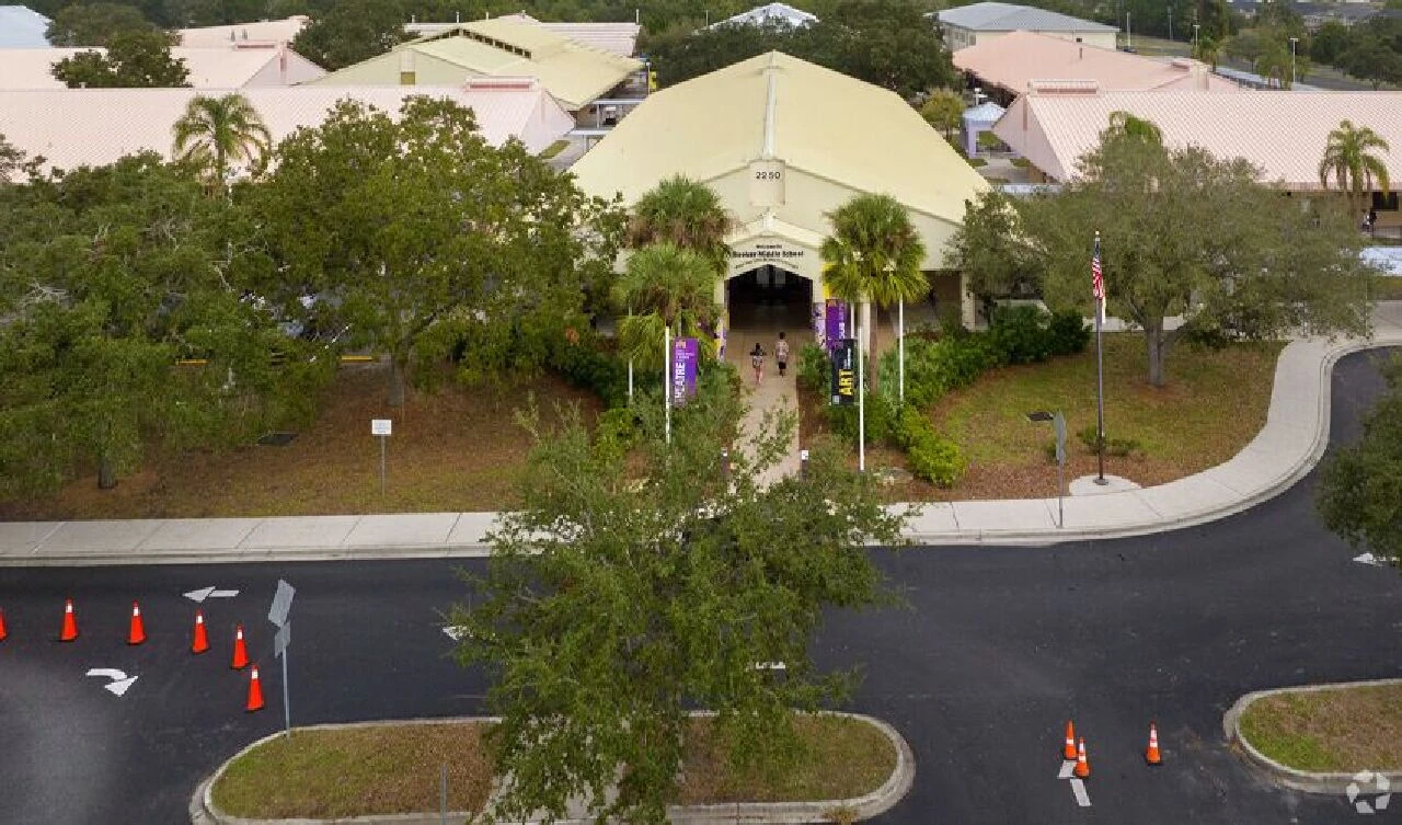 Yeni yılın ilk okul günüydü! Arabayla okula bırakan annesi yanlışlıkla onu ezdi - 1. Resim