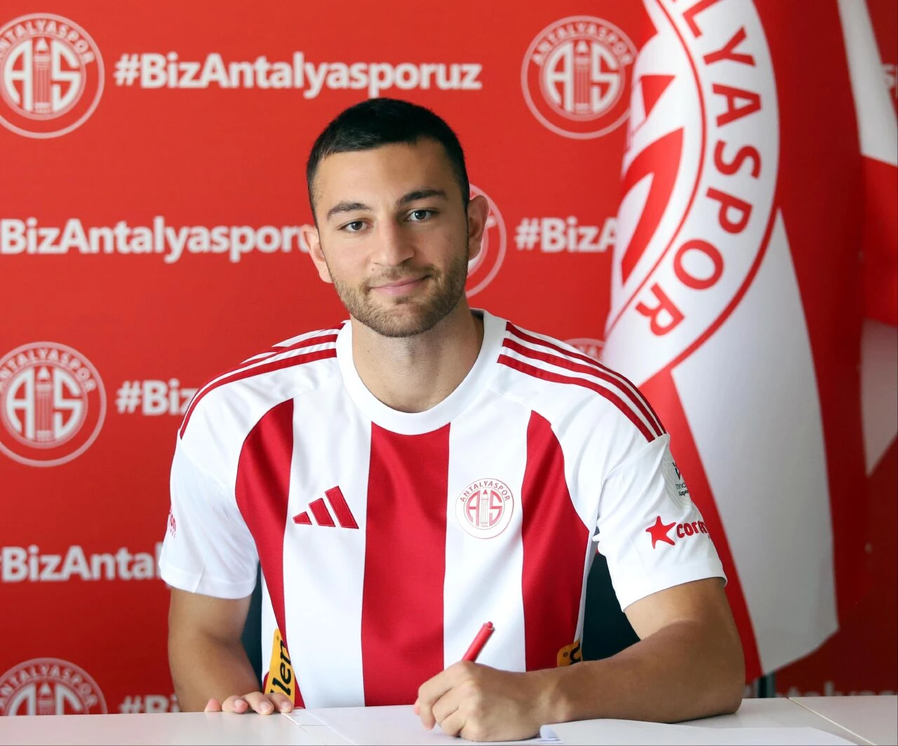 Emrecan Uzunhan Antalyaspor'a imzayı attı