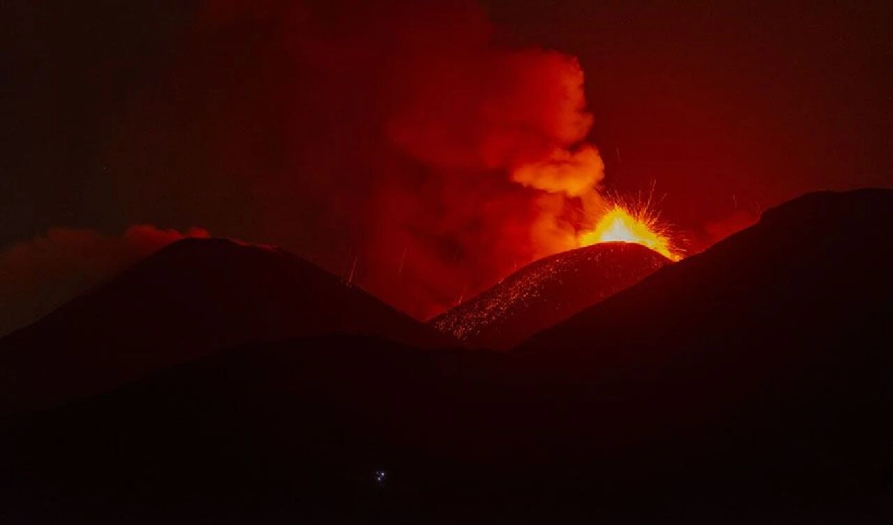 Etna Yanardağı 10 kilometreye yakın kül püskürttü! Yerleşim yerleri griye boyandı