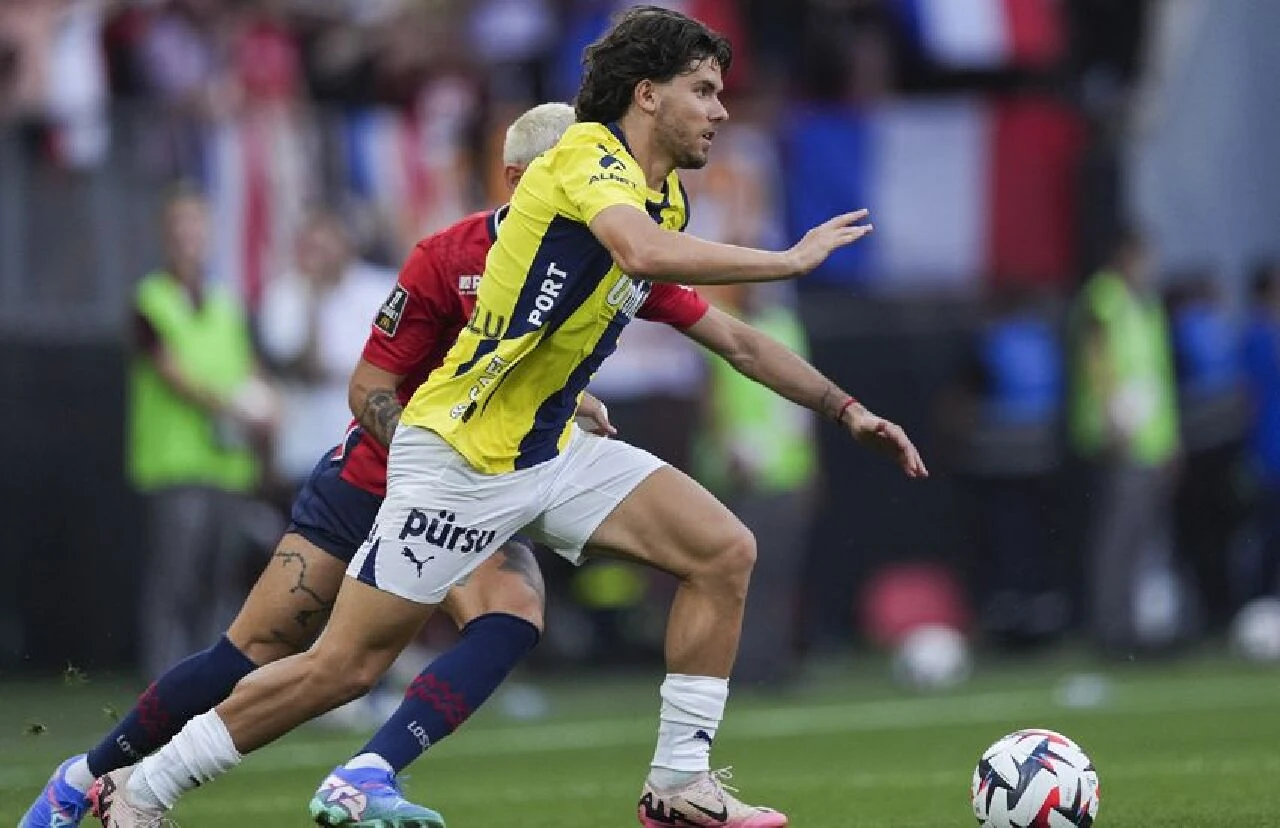 Ferdi Kadıoğlu İngiltere'ye transfer oluyor! Brighton şartları kabul etti: Gözler Fenerbahçe'ye çevrildi