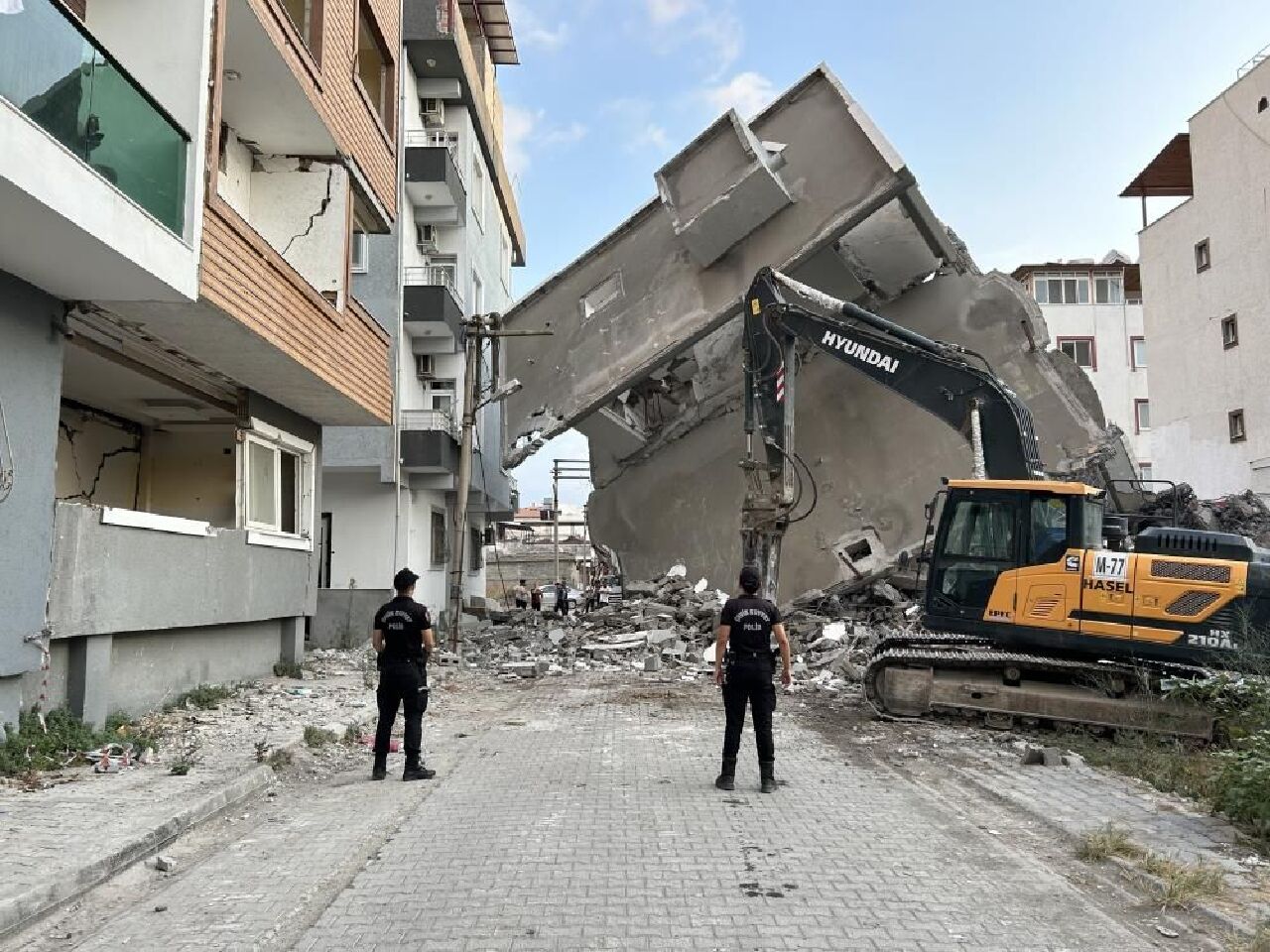 Hatay’da yürekleri ağza getiren bina yıkımı: Çok sayıda vatandaş ölümden döndü! - 1. Resim