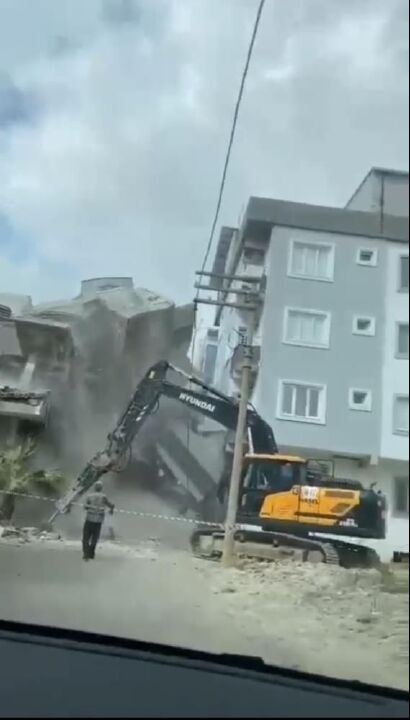 Hatay’da yürekleri ağza getiren bina yıkımı: Çok sayıda vatandaş ölümden döndü! - 2. Resim