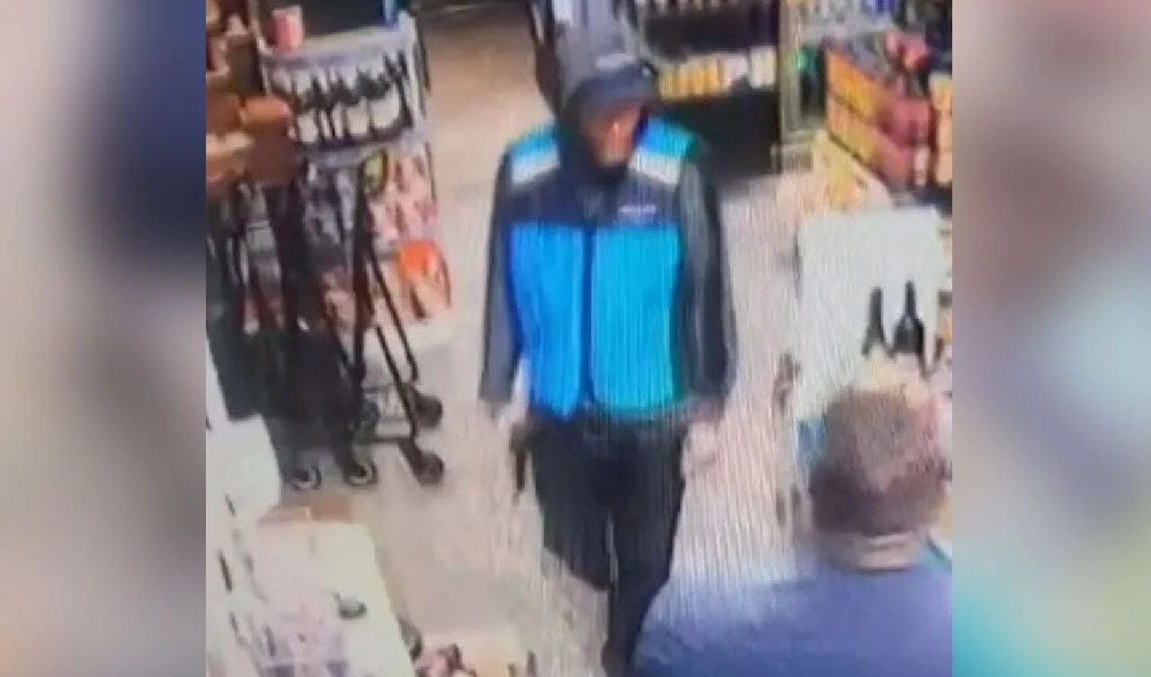 Henüz 8 yaşındaki çocuk babasını silahlı soygundan kurtardı! O anlar kamerada - 1. Resim