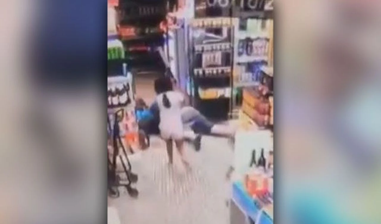 Henüz 8 yaşındaki çocuk babasını silahlı soygundan kurtardı! O anlar kamerada - 3. Resim