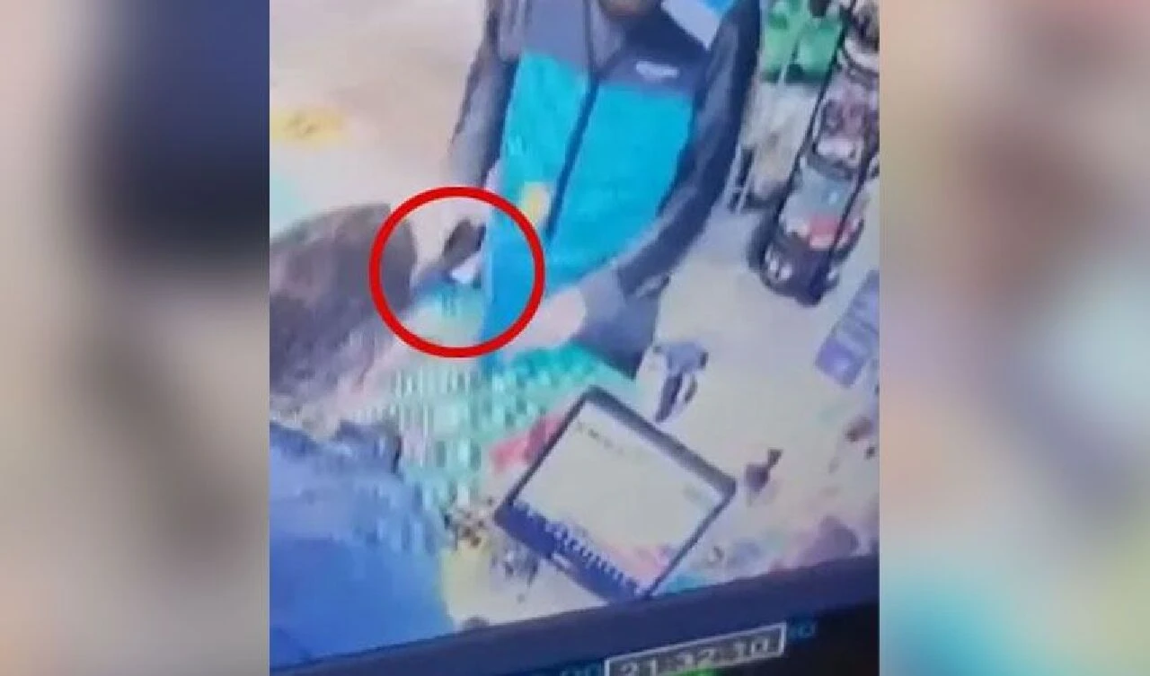 Henüz 8 yaşındaki çocuk babasını silahlı soygundan kurtardı! O anlar kamerada - 2. Resim