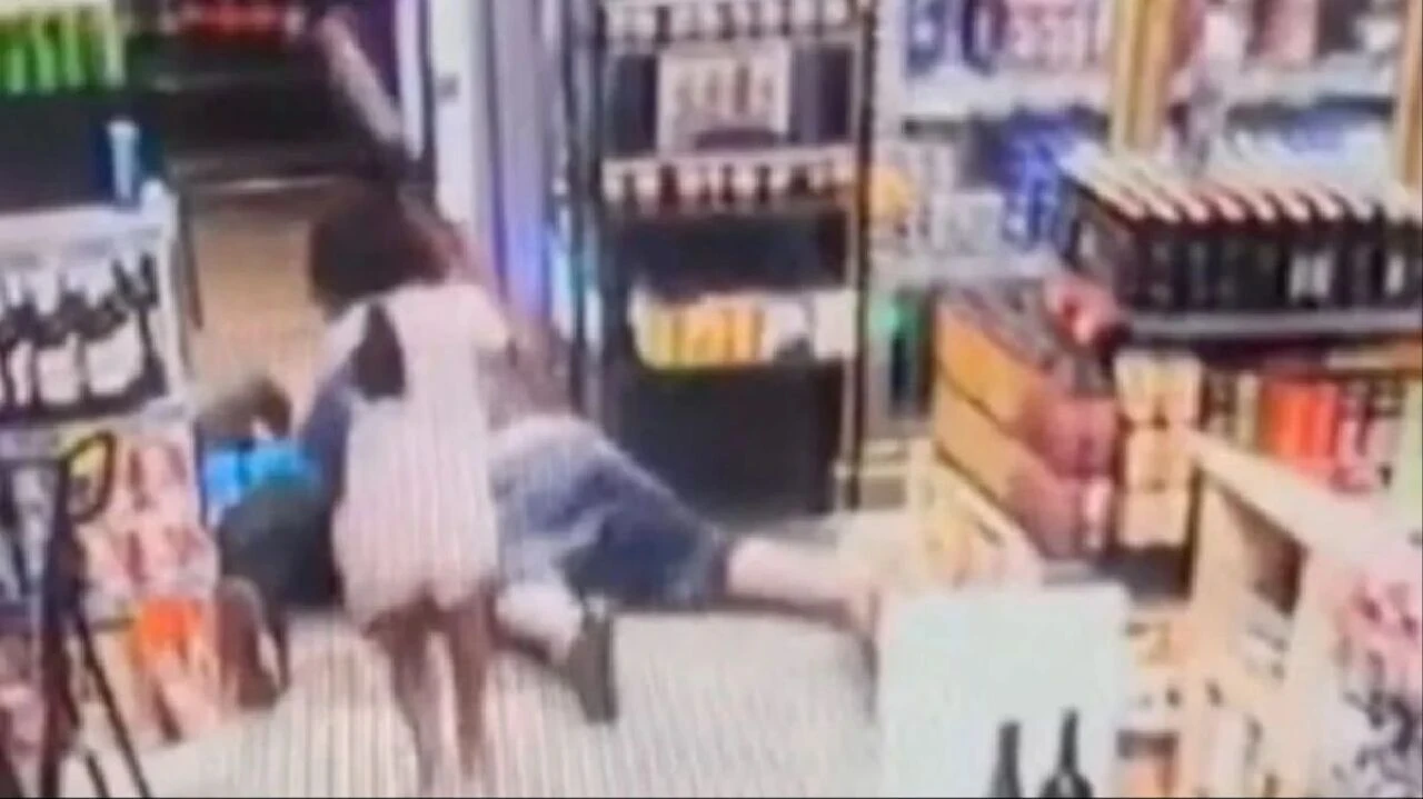 Henüz 8 yaşındaki çocuk babasını silahlı soygundan kurtardı! O anlar kamerada - 4. Resim