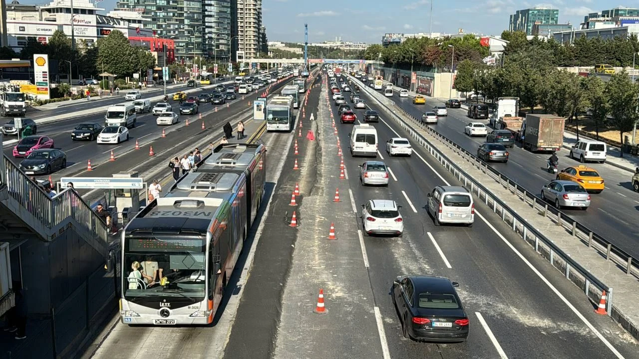 İstanbulluya 'Beyaz Yol' çilesi! Metrobüsteki çalışma trafiği kilitledi