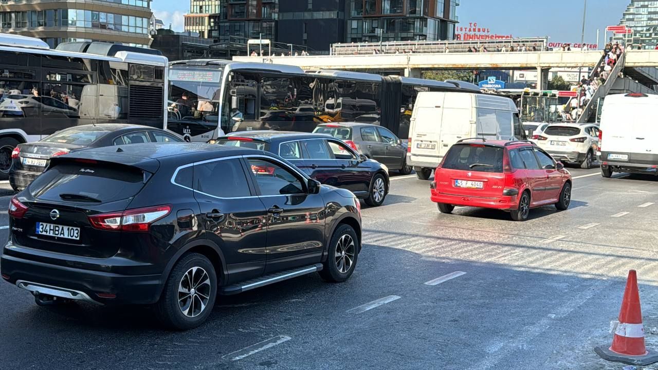 İstanbulluya &#039;Beyaz Yol&#039; çilesi! Metrobüsteki çalışma trafiği kilitledi